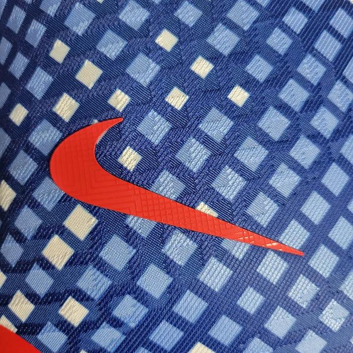 Maillot d'entraînement FC Barcelone 2023 2024 Le 12-ème, vue de face avec logo et détails colorés sur le tissu.