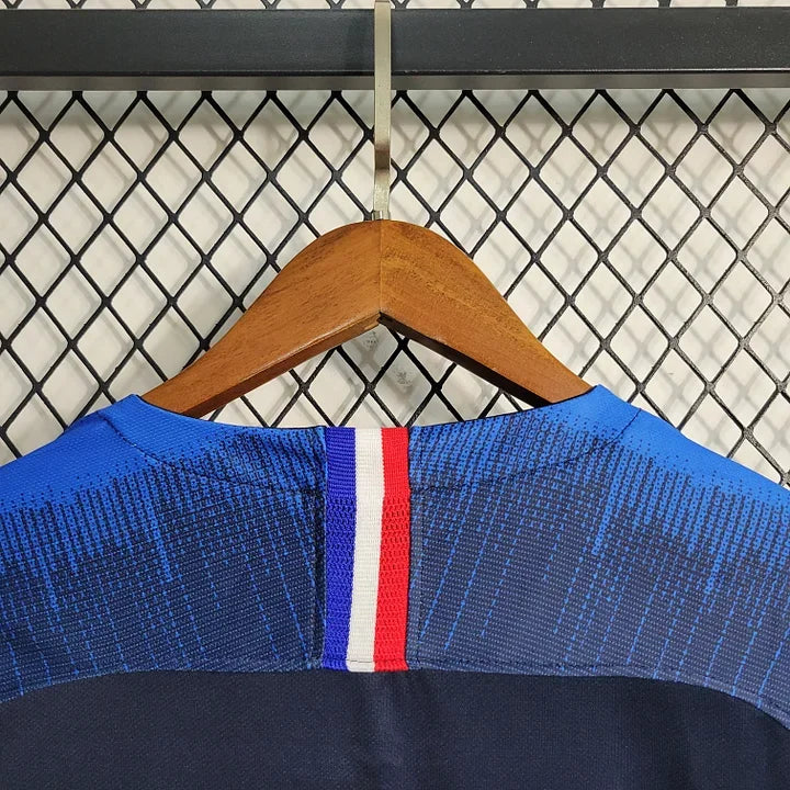 Maillot rétro de l'équipe de France 2018, marque Le 12 -ème Maillot, avec les couleurs et logo de l'équipe nationale.