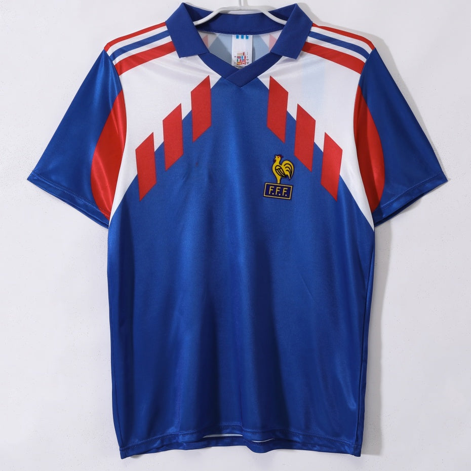 Maillot rétro domicile de la France 1990, par Le 12 -ème Maillot, avec le logo de la Fédération française de football.