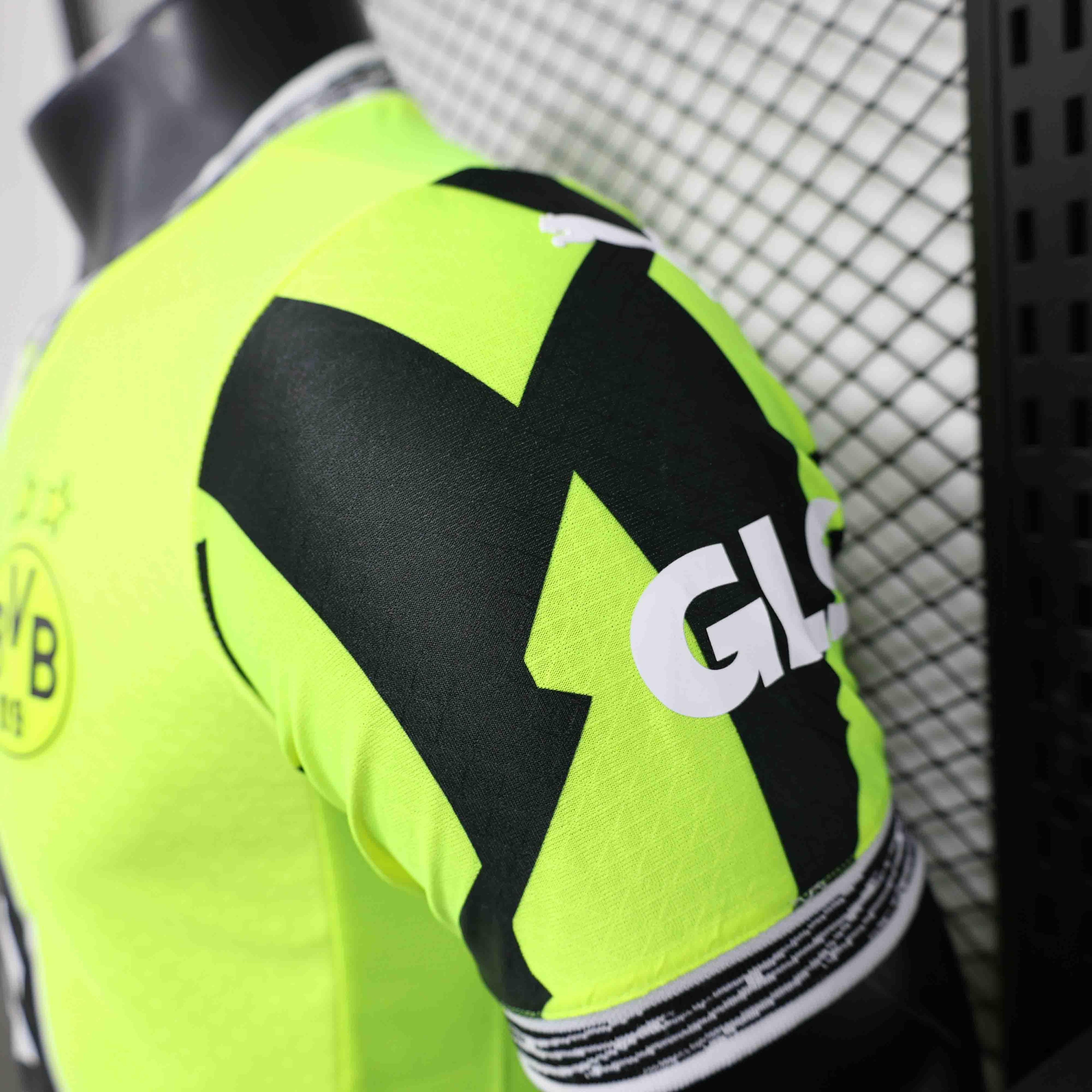 Maillot Dortmund concept 25-26 ans, de style moderne, porté par un mannequin, en bleu avec détails blancs, de la marque Le 12-ème Maillot.