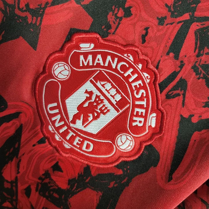 Maillot Manchester United 2023 2024 de Le 12 -ème Maillot, vue de face, avec logo et design officiel, couleur rouge.