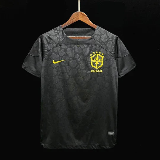 Maillot Brésil 2023-2024 de football Le 12, design anti-racisme, vue de face, tissu bleu avec détails jaunes et verts.