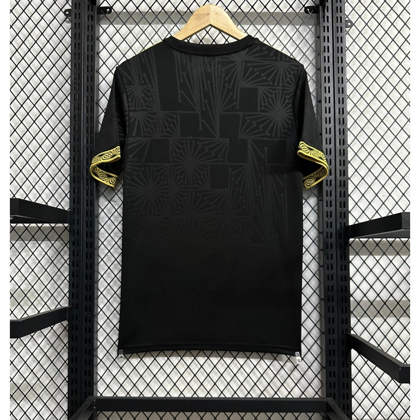 Maillot de football Mexique 25/26 Le 12 -ème Maillot, design noir, vue de face avec logo et détails colorés.