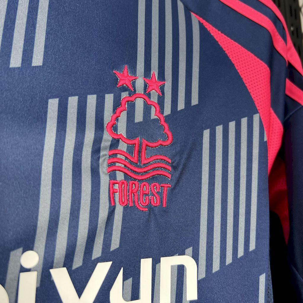 Maillot extérieur Nottingham Forest 2024-25 de la marque Le 12-ème Maillot, vue de face avec logo et détails du maillot.