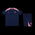 Ensemble Atletico Madrid Le 12 -ème Maillot, maillot rouge et blanc avec logo du club, porté par un mannequin.