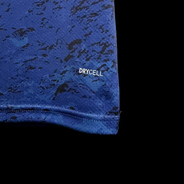Maillot Manchester City 2023/24 Le 12 -ème Maillot, vue de face avec logo et design officiel, tissu en polyester bleu et blanc.