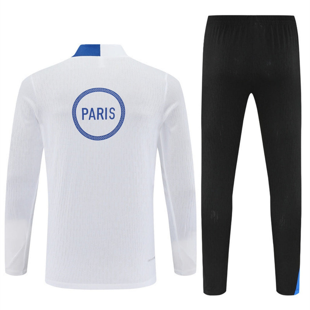 Ensemble PSG blanc pour enfants, taille 25/26, avec logo et détails du maillot Le 12 -ème Maillot, vue de face.