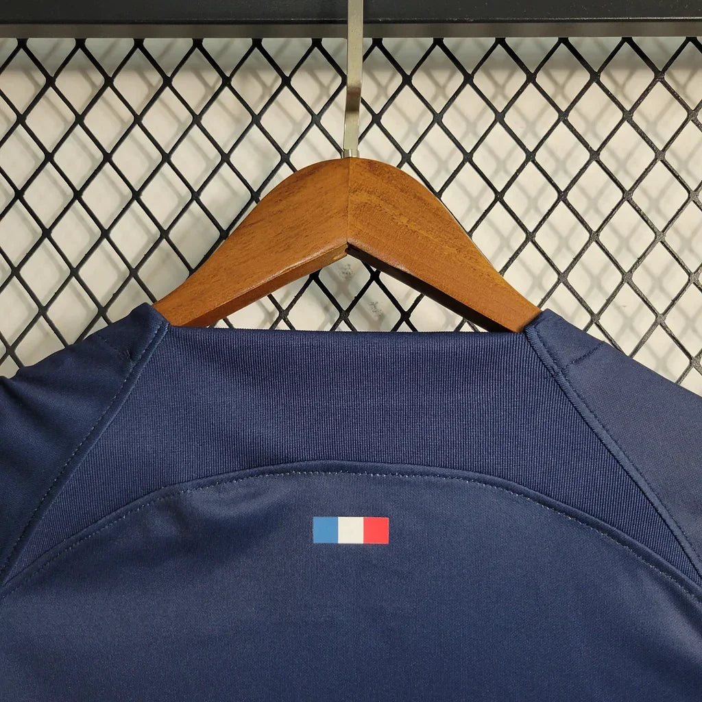 Maillot domicile Paris Saint Germain 2023-2024 Le 12 -ème Maillot, maillot de football avec logo PSG et détails rouges et bleus.