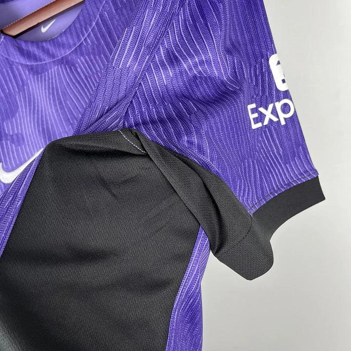 Maillot Liverpool saison 2023-2024 third, marque Le 12 -ème Maillot, vue de face avec logo et design rouge et blanc.