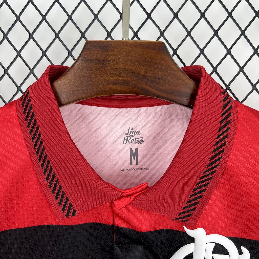 Maillot Flamengo 95-96 de Le 12, maillot de football rouge et noir avec logo du club sur le devant, vue de face.