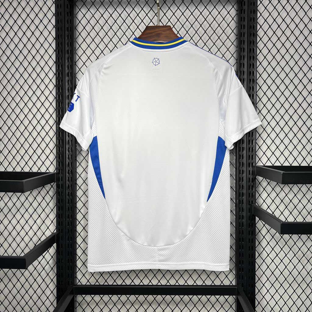 Maillot Leeds United 2024-25 Le 12 -ème Maillot, maillot de football blanc avec logo et détails en vert et bleu.