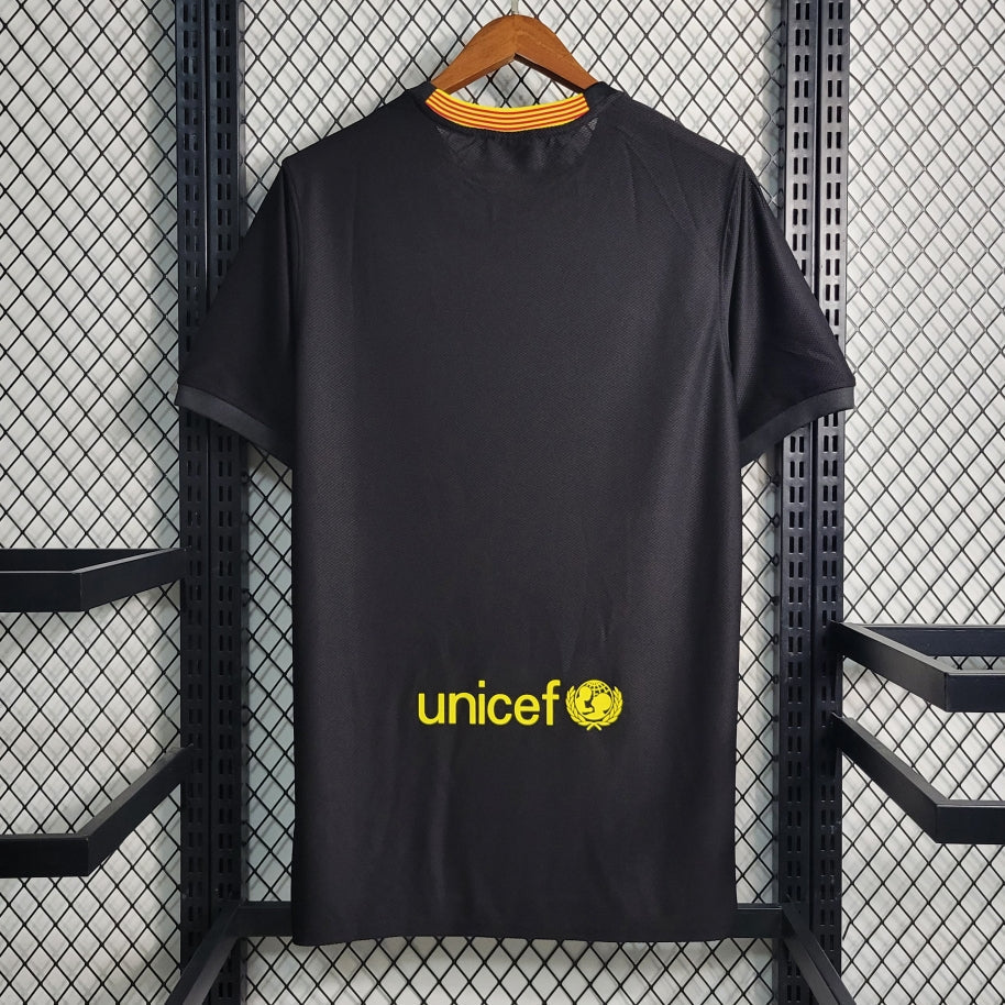 Maillot rétro FC Barcelone 2013-2014, troisième maillot, modèle de la saison, en tissu bleu avec détails graphiques.