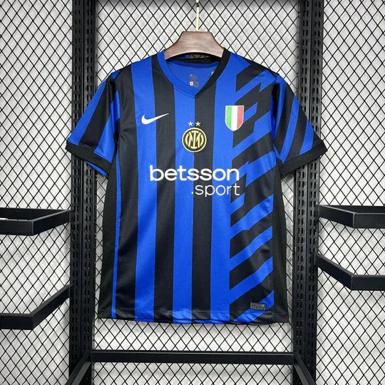 Maillot domicile de l'Inter Milan 2024/25, maillot de football bleu et noir, avec logo de l'équipe et détails du design.
