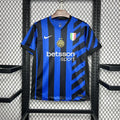 Maillot domicile de l'Inter Milan 2024/25, maillot de football bleu et noir, avec logo de l'équipe et détails du design.