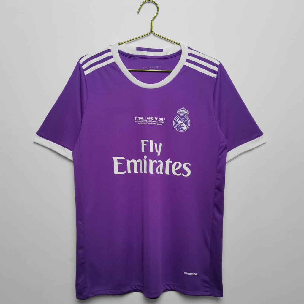 Maillot rétro extérieur Real Madrid 2016-2017 Le 12 -ème Maillot, maillot de football blanc avec logos et détails vintage