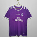 Maillot rétro extérieur Real Madrid 2016-2017 Le 12 -ème Maillot, maillot de football blanc avec logos et détails vintage
