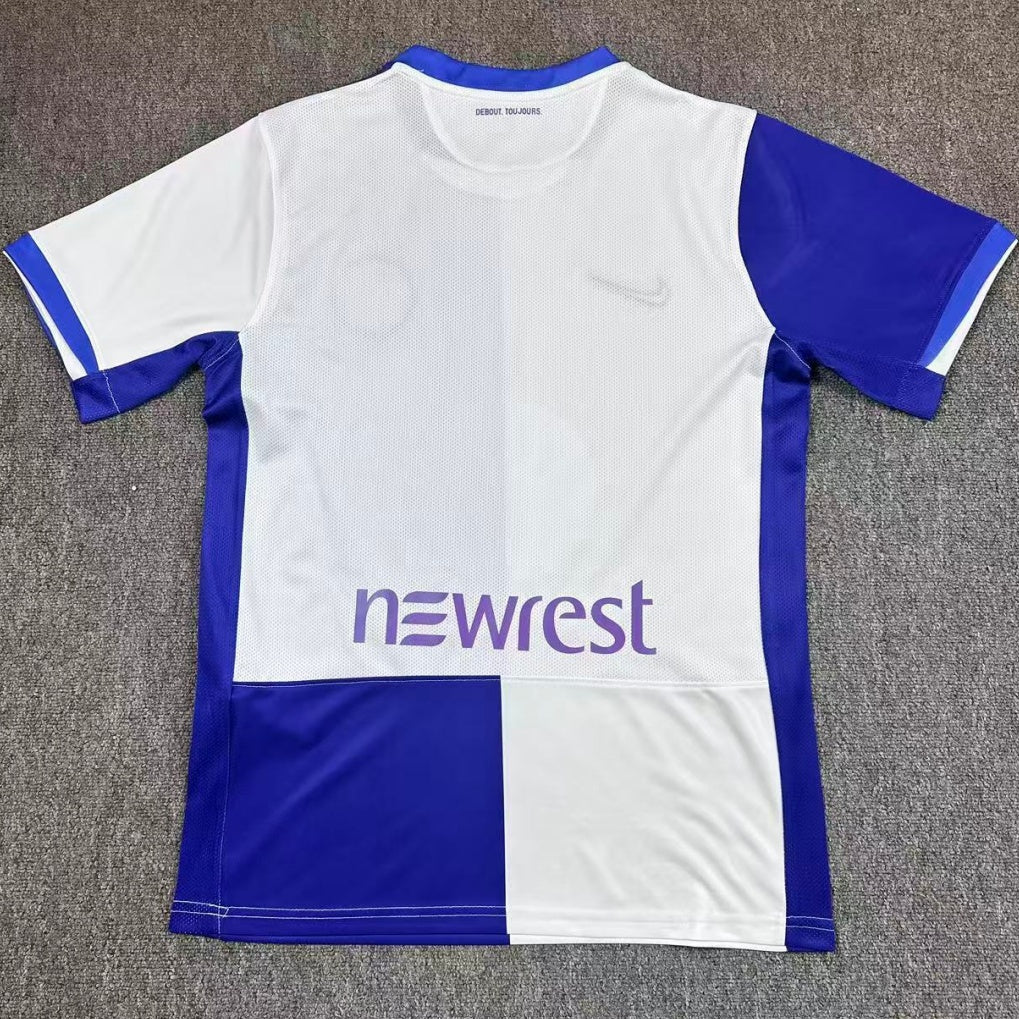 Maillot domicile Toulouse 25/26 Le 12 -ème Maillot, maillot de football avec logo et design officiel, vue de face.