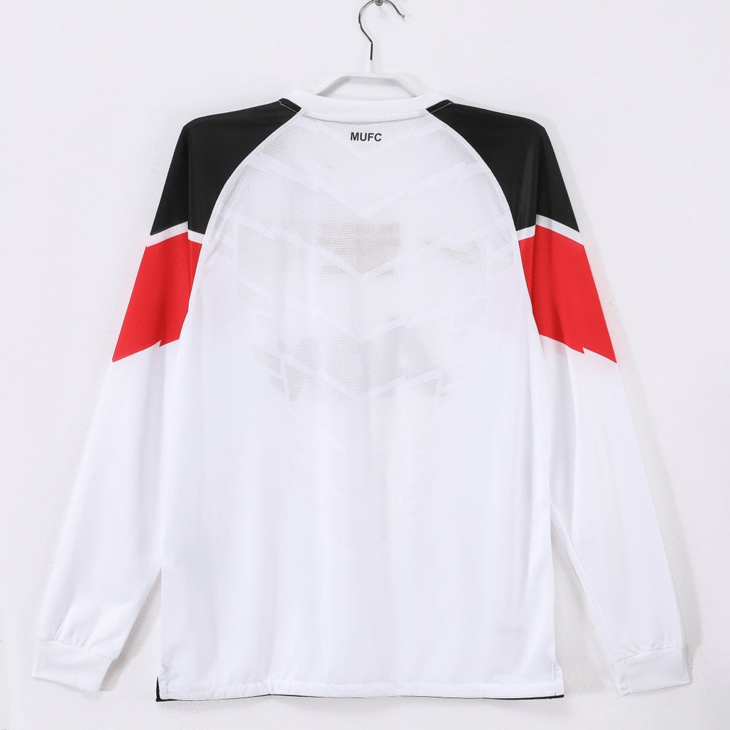 Maillot extérieur rétro de Manchester United 2010-2011 à manches longues, par Le 12-ème Maillot, vue de face.