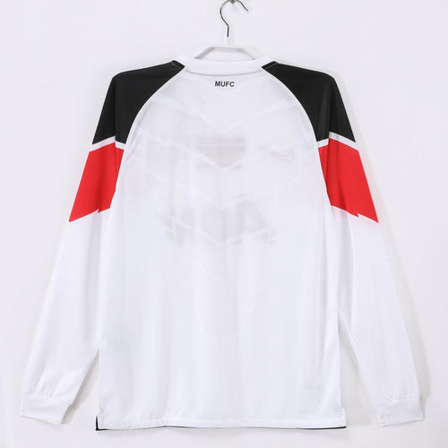 Maillot extérieur rétro de Manchester United 2010-2011 à manches longues, par Le 12-ème Maillot, vue de face.