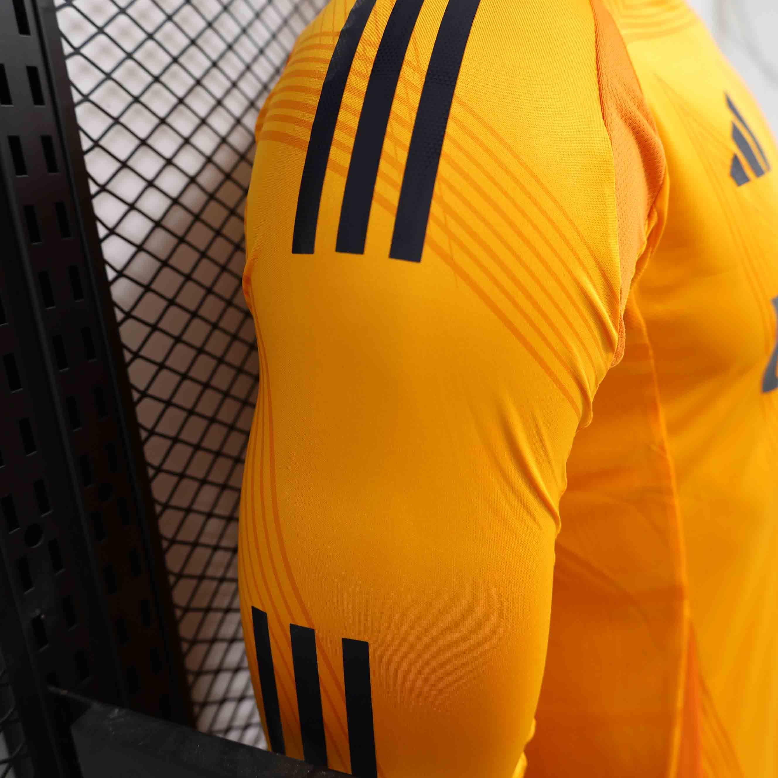 Maillot à manches longues 24-25 Real Madrid Le 12-ème Maillot, maillot de football blanc avec logo Real Madrid et détails bleus.