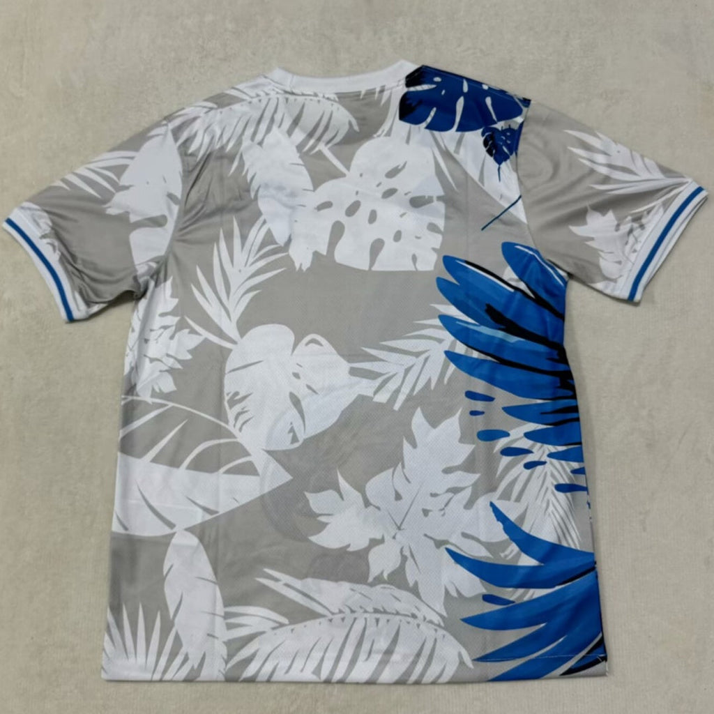 Maillot de football Le 12 -ème Maillot Brésil 25/26 spécial blanc avec motif oiseau, vue de face.