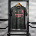 Maillot Real Madrid 2020 2021 Le 12 -ème Maillot, vue de face avec logo du club et design blanc et violet.