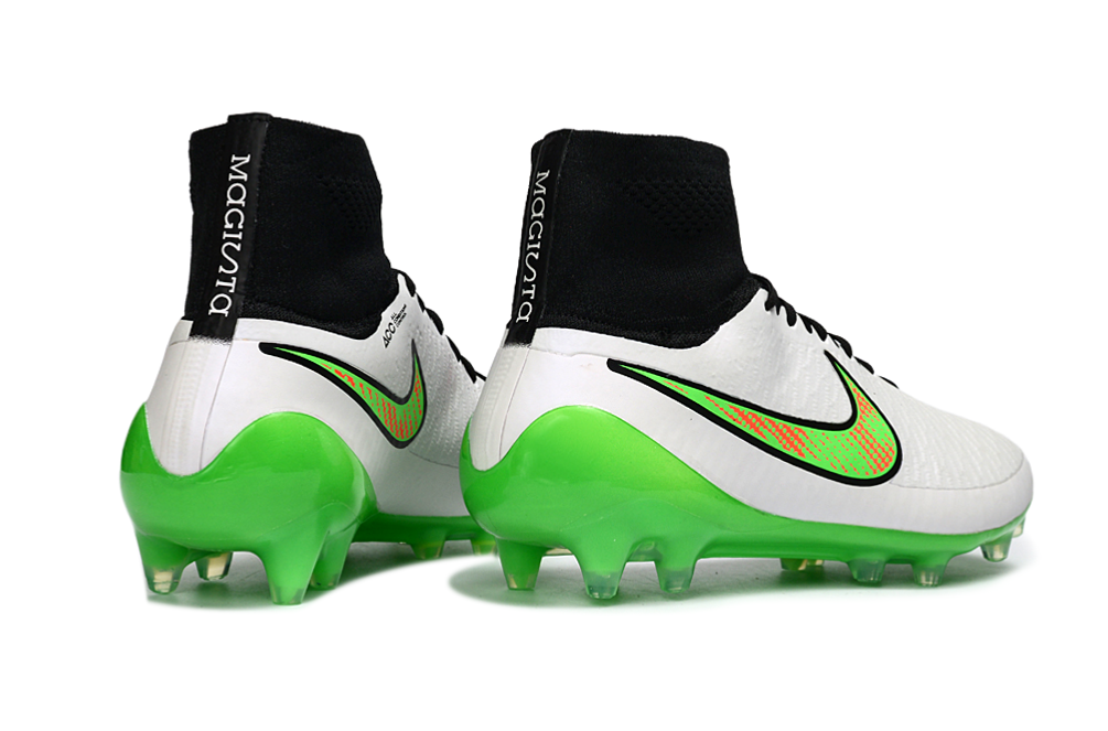 Crampons MAGISTA OBRA ACC de Le 12 -ème Maillot, équipés pour améliorer l'adhérence sur terrain glissant, vue de face.