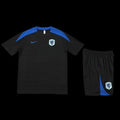 Ensemble Pays-Bas de football Le 12 -ème Maillot, maillot orange avec logo national, porté par un modèle.