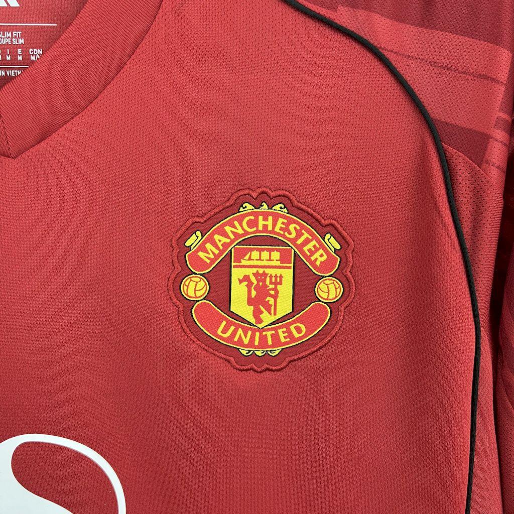 Maillot Manchester United 2025-26 Le 12 -ème Maillot, devant avec logo et design sportif, tissu en polyester rouge et blanc.