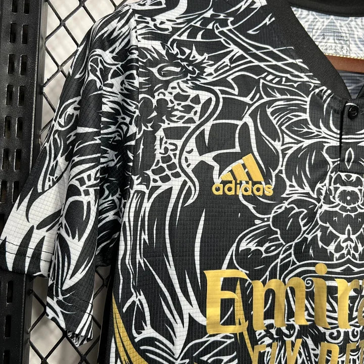Maillot de football Real Madrid Le 12 -ème Maillot saison 2024-2025, vue de face avec logo et design officiel.