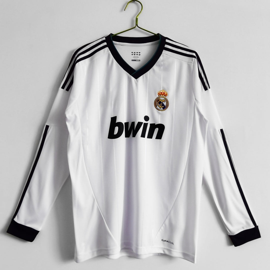 Maillot rétro domicile Real Madrid 2012-2013 à manches longues, marque Le 12 -ème Maillot, logo Real Madrid visible.