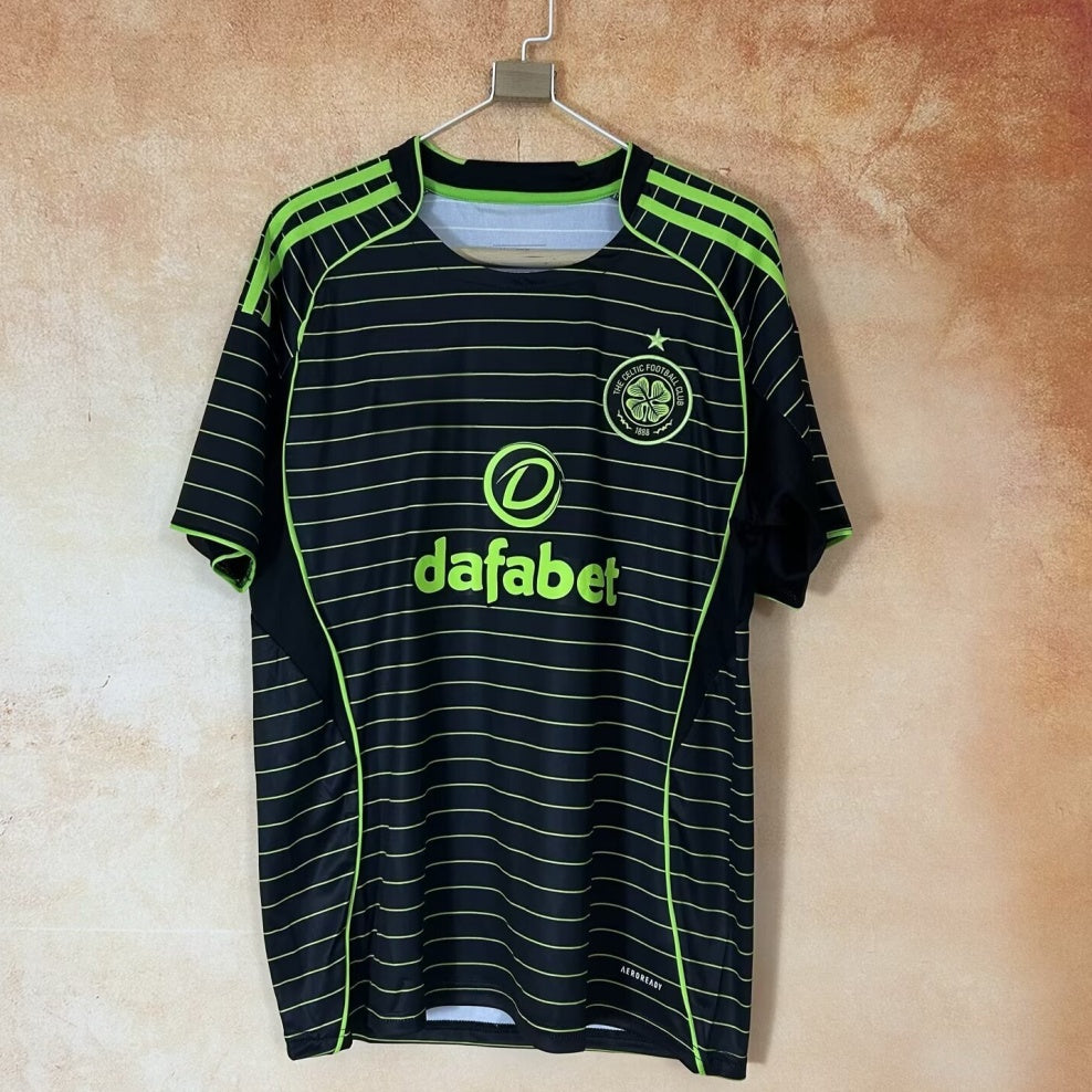 Maillot de football Celtic Glasgow third 25/26, marque Le 12 -ème Maillot, vue front avec logo et motifs verts et blancs.