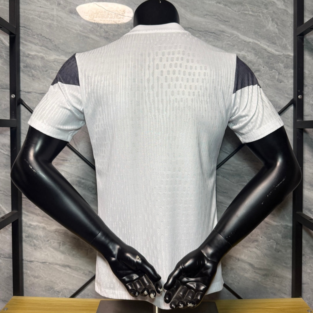 Maillot blanc 25/26 de l'équipe du Bénin, modèle de Le 12 -ème Maillot, vue du devant avec logo et numéros visibles