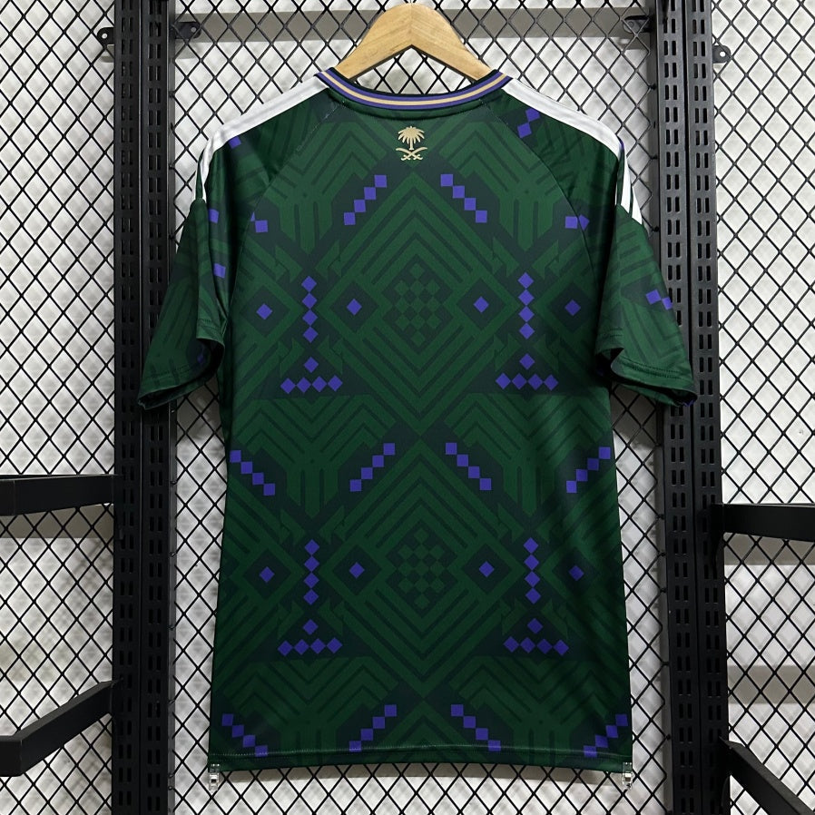 Maillot domicile 25/26 de l'Arabie Saoudite, marque Le 12 -ème Maillot, vue de face avec logo et design rouge et blanc