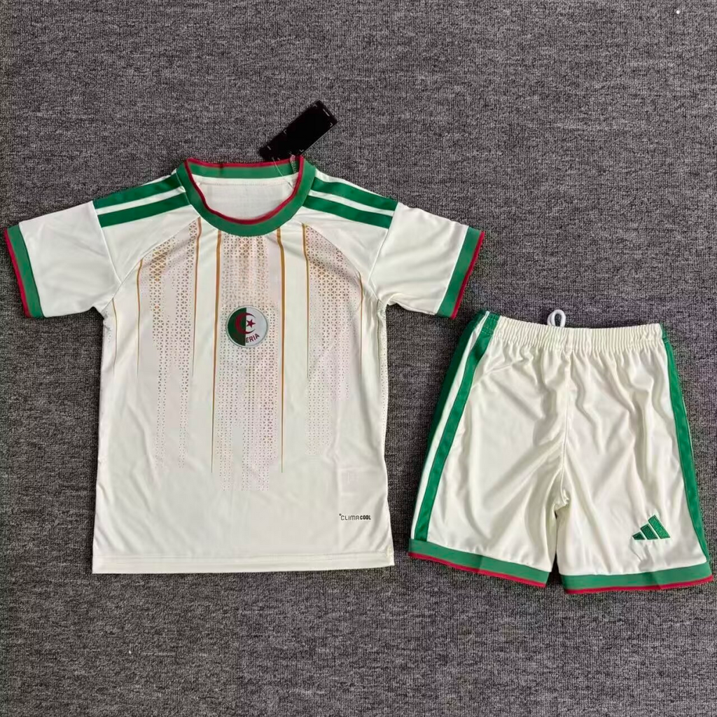 Ensemble enfant 25/26 ans Algérie domicile, maillot Le 12 -ème Maillot avec logo et couleurs nationales.