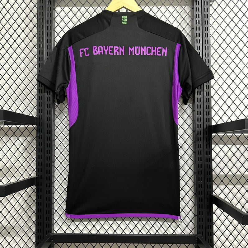 Maillot extérieur du Bayern Munich 2023 2024, marque Le 12 -ème Maillot, avec logo et design officiel visible sur le maillot.
