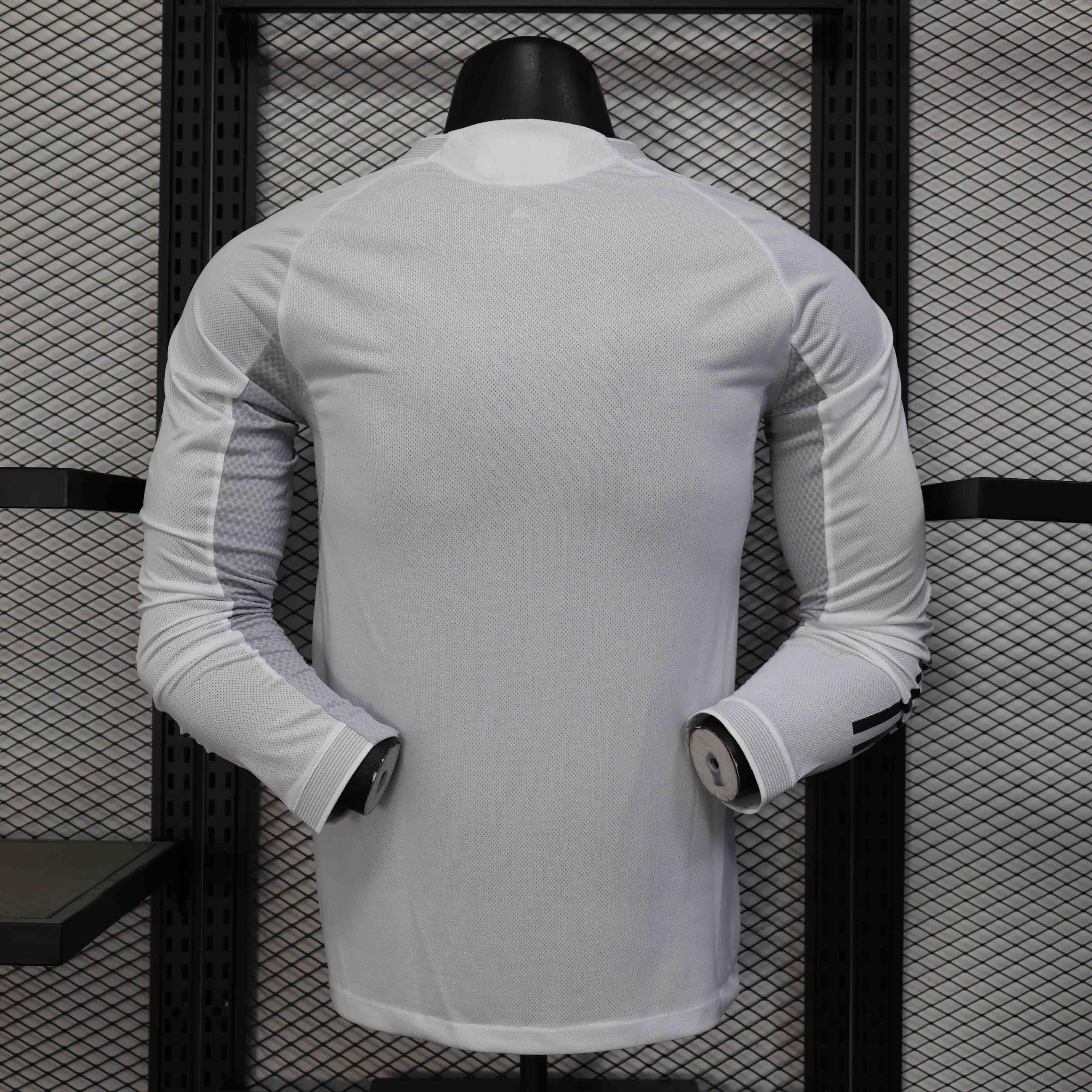 Maillot à manches longues Real Madrid 25-26, modèle Le 12-ème Maillot, blanc avec logo du club, porté par un supporter.