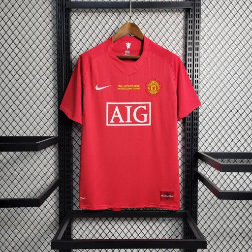 Maillot domicile rétro Manchester United saison 2007-2008, Le 12 -ème Maillot, vue avant, détails du maillot rouge avec logos.