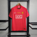 Maillot domicile rétro Manchester United saison 2007-2008, Le 12 -ème Maillot, vue avant, détails du maillot rouge avec logos.
