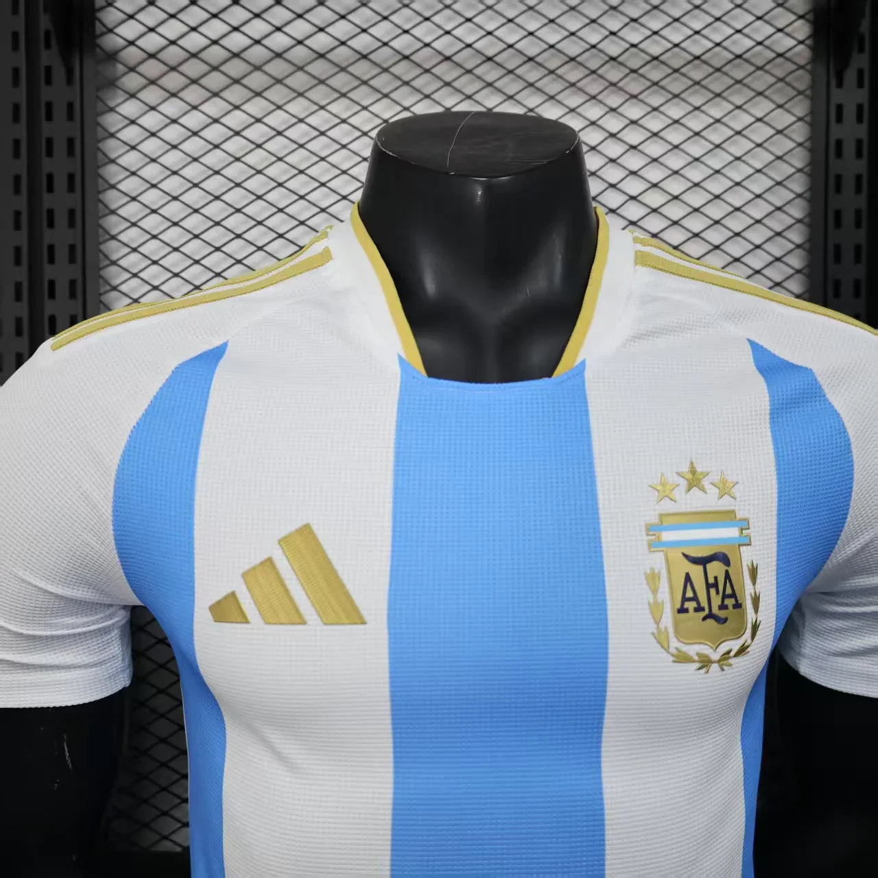 Maillot Argentine 2025/26 de la marque Le 12, vue de face avec détails du design bleu et blanc.
