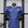 Maillot de l'équipe de France 2025/26, marque Le 12, avec logo et design sportif visible sur le tissu blanc.