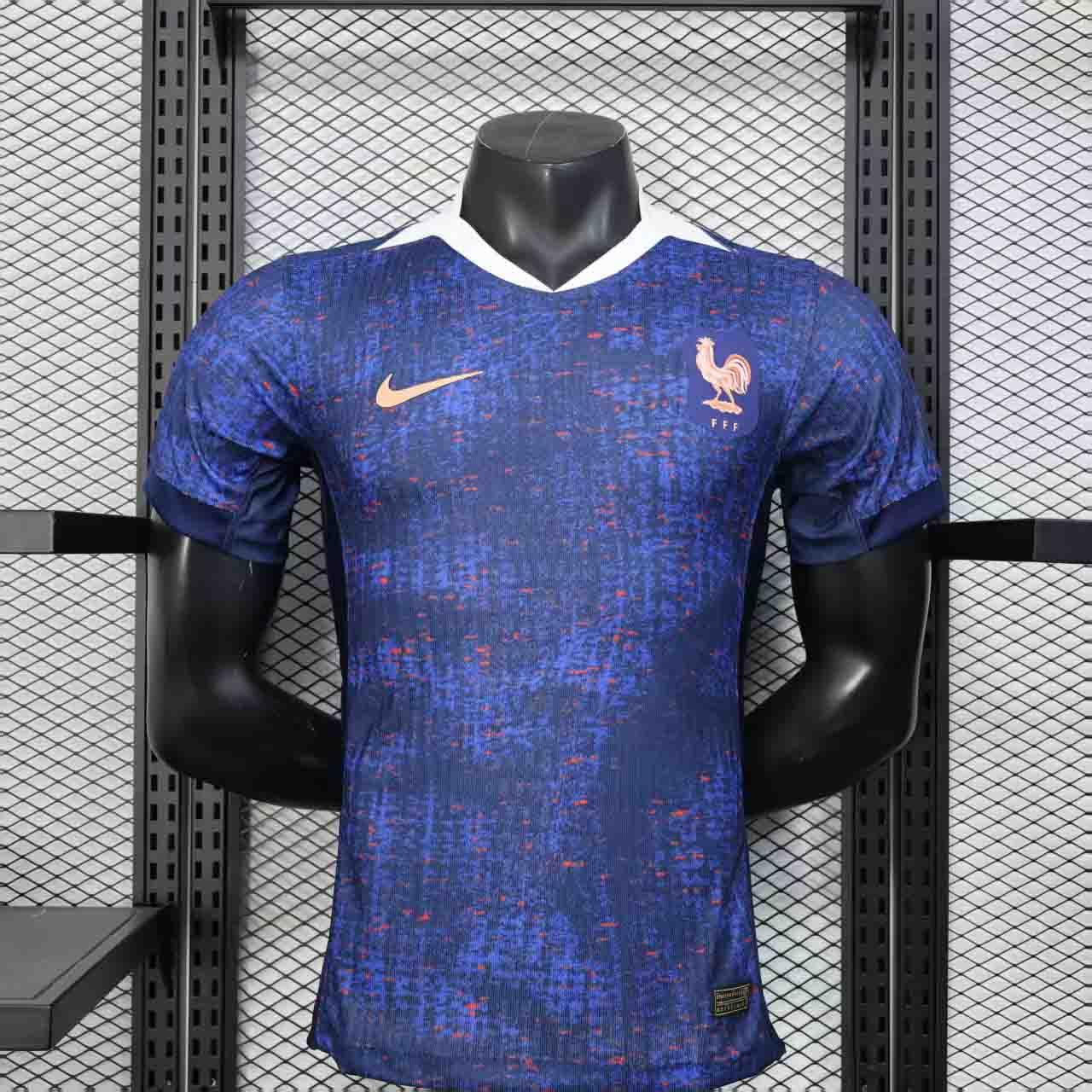 Maillot de l'équipe de France 2025/26, marque Le 12, avec logo et design sportif visible sur le tissu blanc.