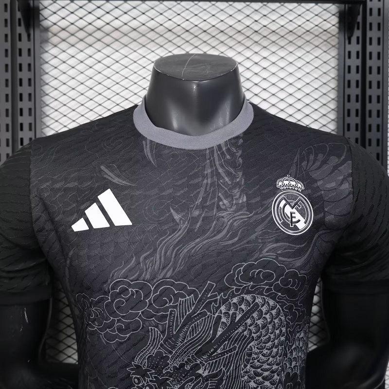 Maillot de football Real Madrid 2025/26 de la marque Le 12 -ème Maillot, vue de face avec logo et détails du maillot blanc