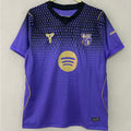 Maillot de football Barcelone 24/25 violet Le 12 -ème Maillot, vue de face, détails du design violet et logo de l'équipe.