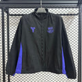 Veste coupe-vent réversible Le 12 -ème Maillot Barcelone, légère et confortable, affichée portée en extérieur.
