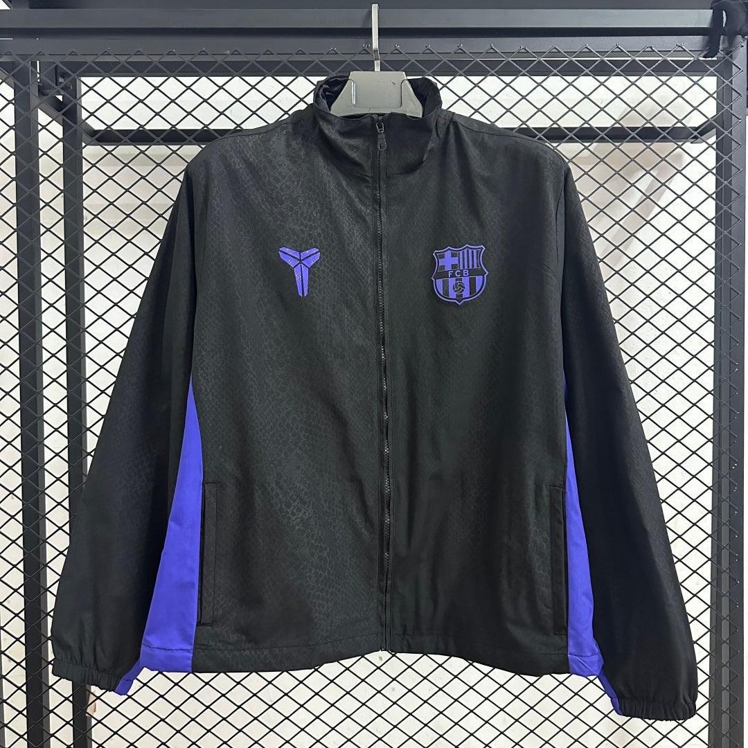 Veste coupe-vent réversible Le 12 -ème Maillot Barcelone, légère et confortable, affichée portée en extérieur.