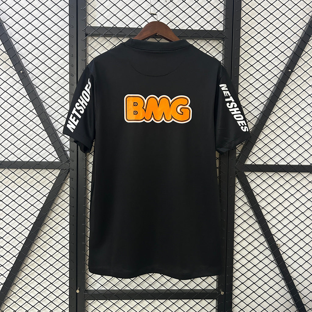 Maillot Santos Retro noir pour enfant 25/26 ans, fabriqué par Le 12 -ème Maillot, vue de face avec logo et détails rétro