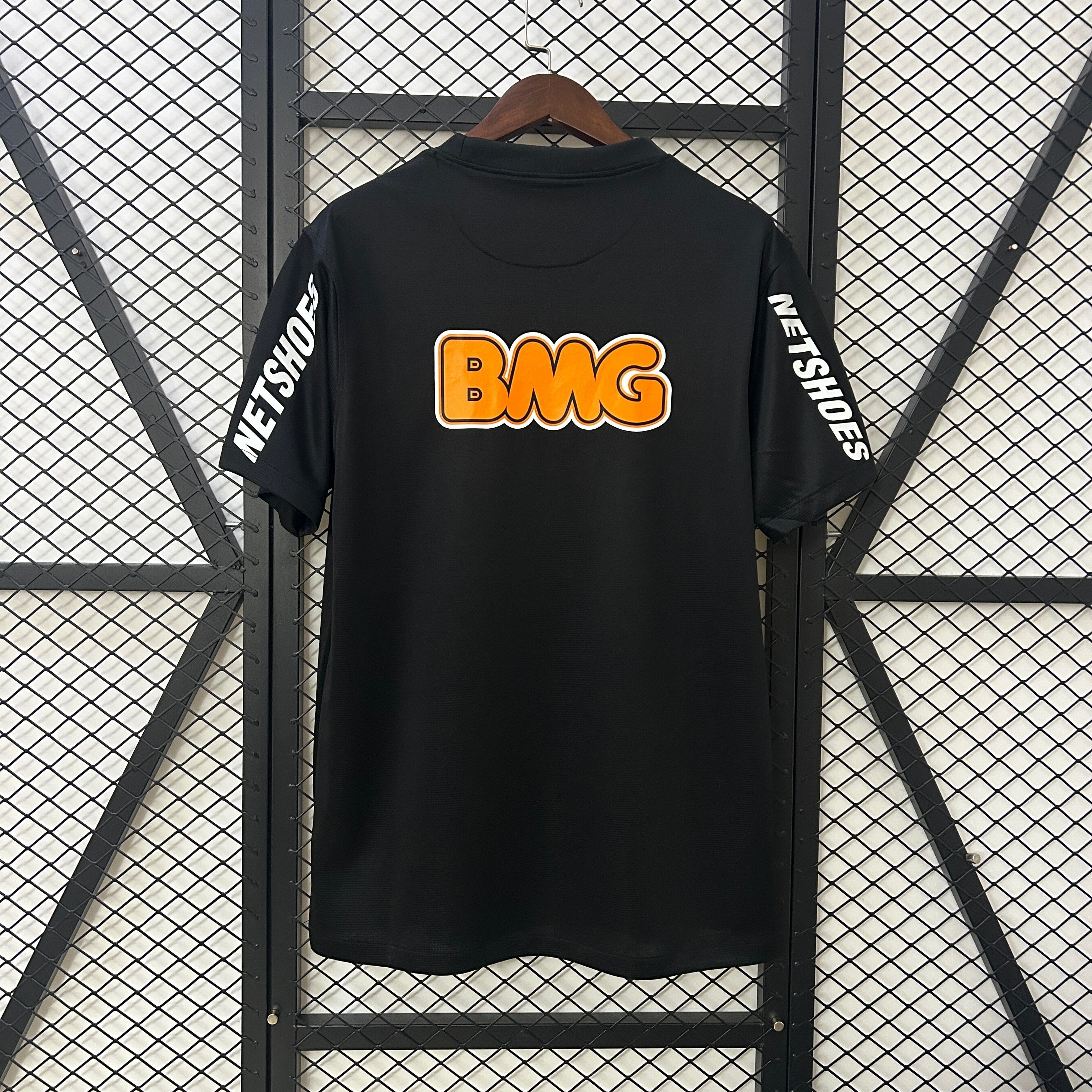 Maillot Santos Retro noir pour enfant 25/26 ans, fabriqué par Le 12 -ème Maillot, vue de face avec logo et détails rétro