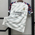 Maillot 25/26 de Real Madrid, modèle spécial C, signé Le 12 -ème Maillot, en tissu blanc avec logo du club.