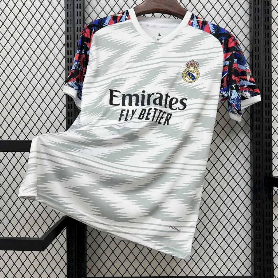 Maillot 25/26 de Real Madrid, modèle spécial C, signé Le 12 -ème Maillot, en tissu blanc avec logo du club.